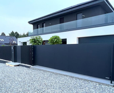 Minimalistisches Vollschiebetor - Eleganz und Privatsphäre