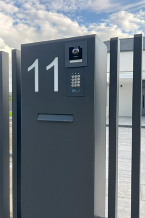 Multimediasäule mit Beleuchtung und Briefkasten