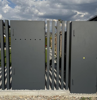Multimediasäule mit Beleuchtung und Briefkasten
