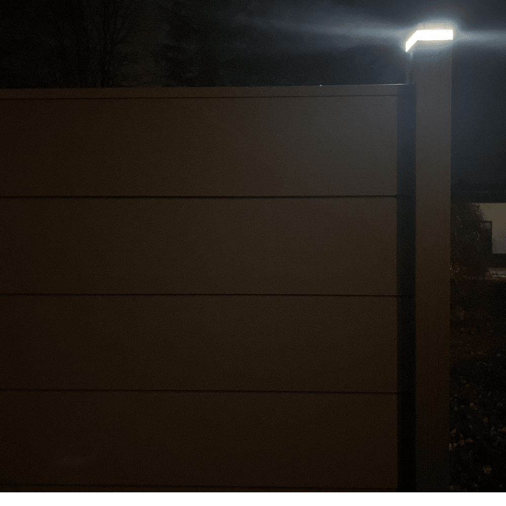 WPC Sichtschutzzaun KAPLAN - LED Kappen Warmweiß - BaukastenStore